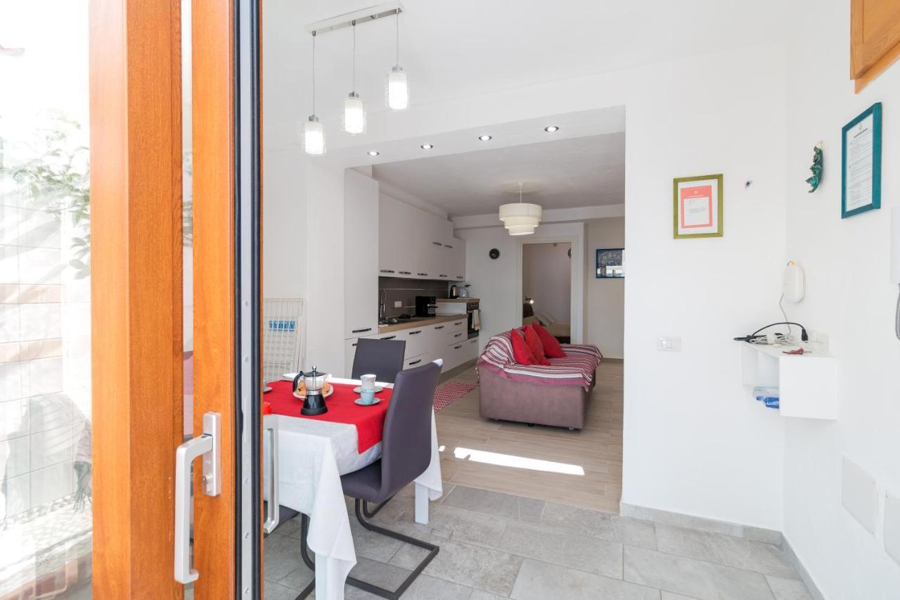 Purple Flower Suite Apartment Кала Гононе Екстериор снимка