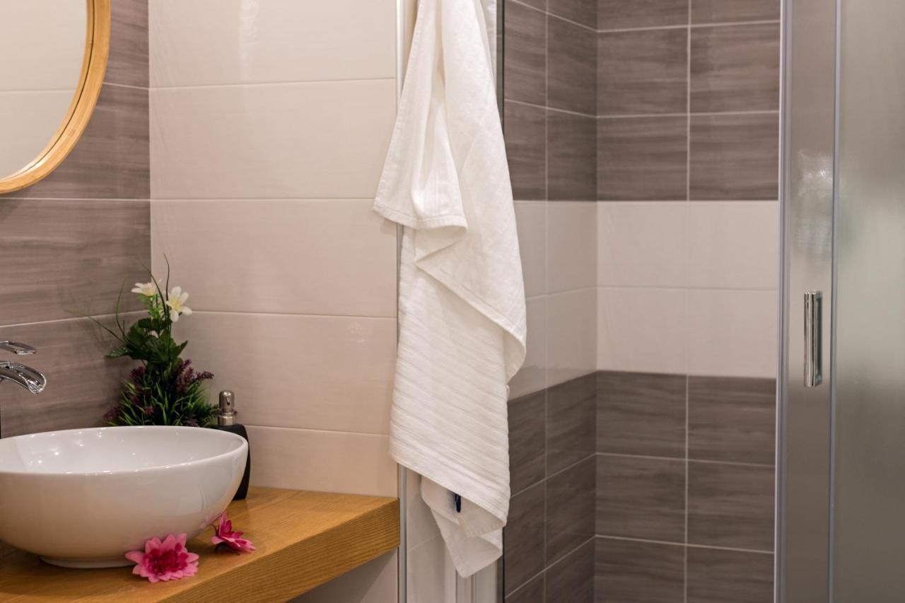 Purple Flower Suite Apartment Кала Гононе Екстериор снимка
