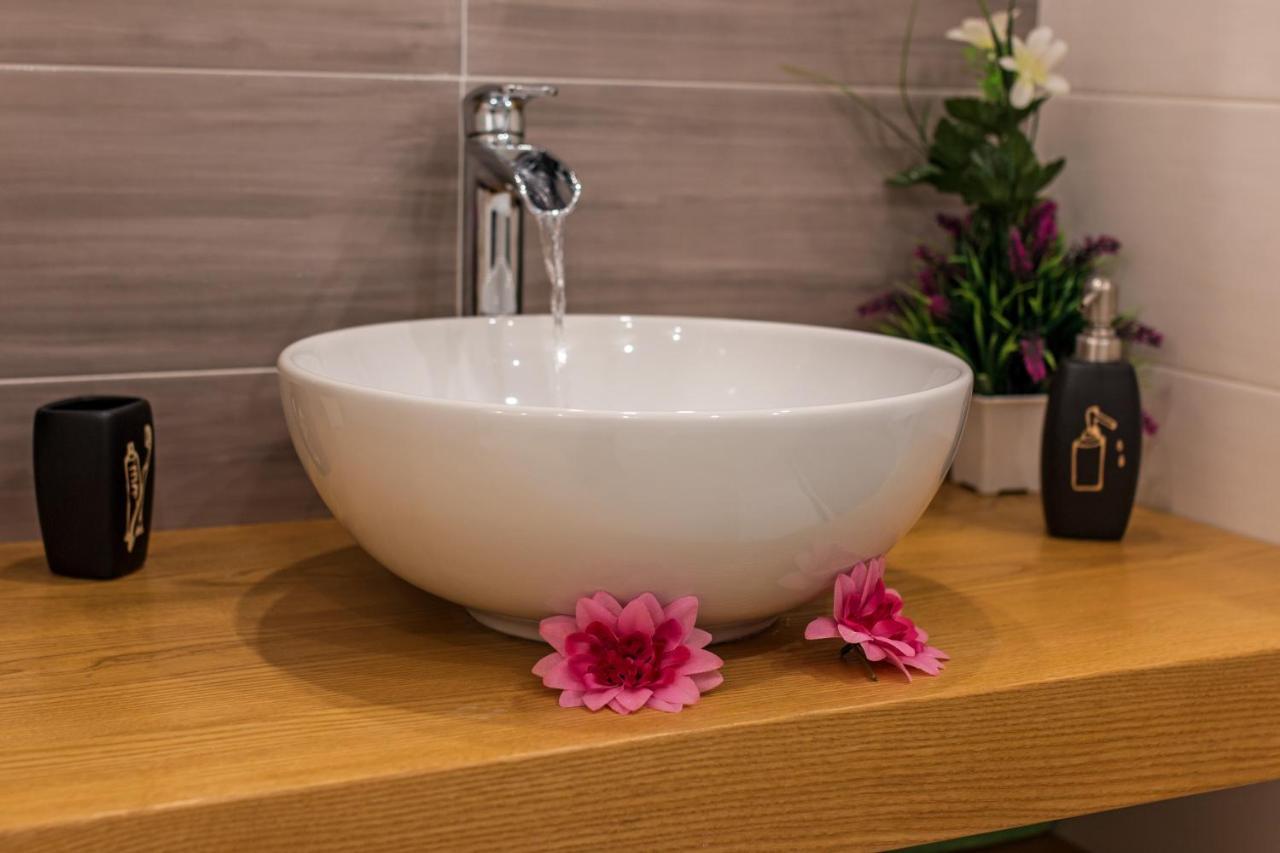 Purple Flower Suite Apartment Кала Гононе Екстериор снимка
