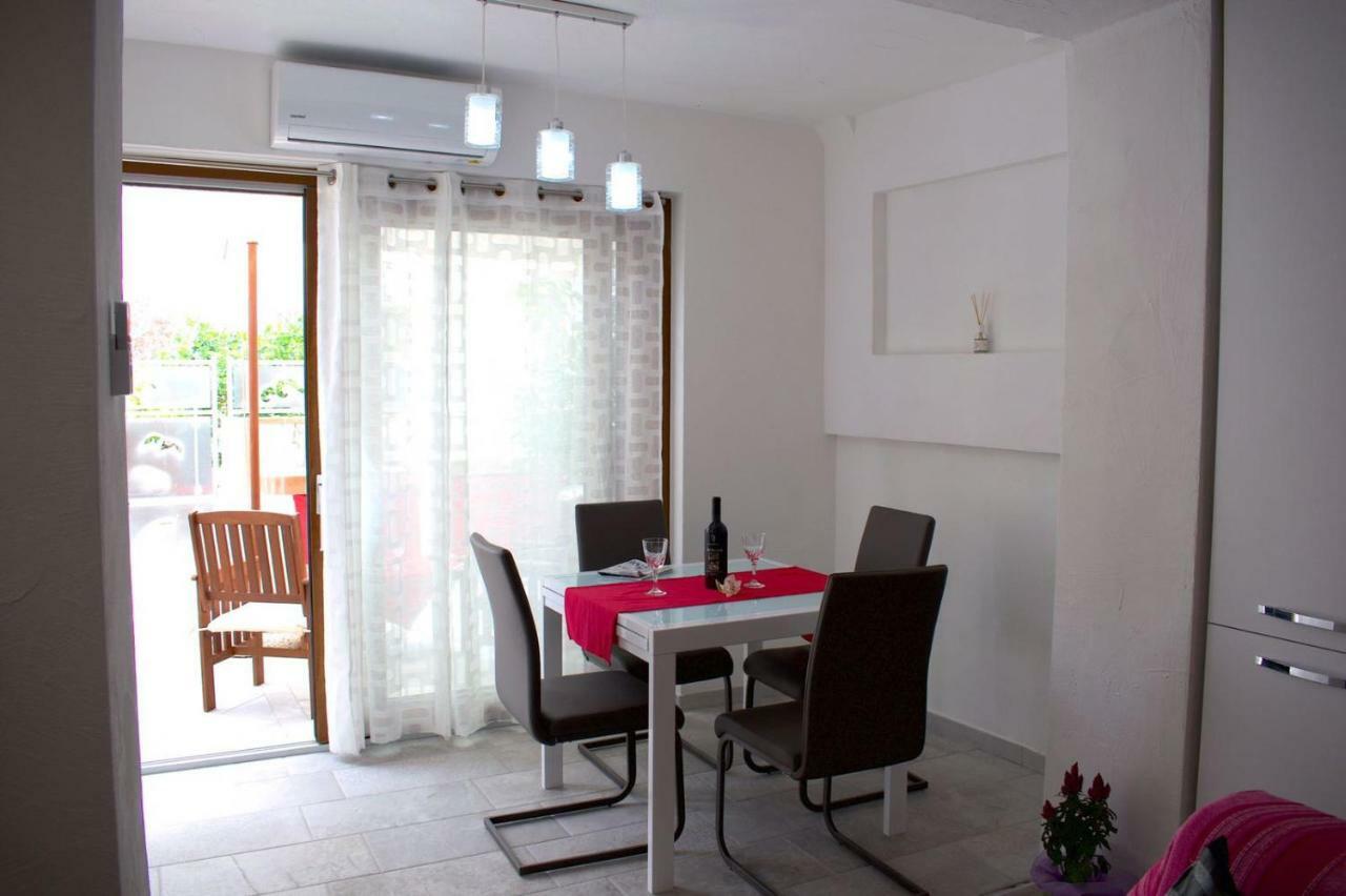 Purple Flower Suite Apartment Кала Гононе Екстериор снимка