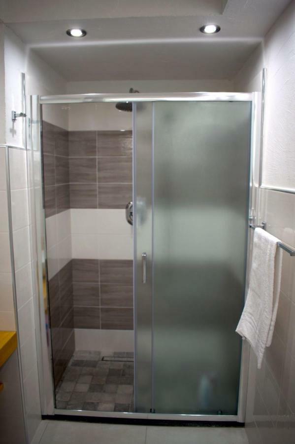 Purple Flower Suite Apartment Кала Гононе Екстериор снимка