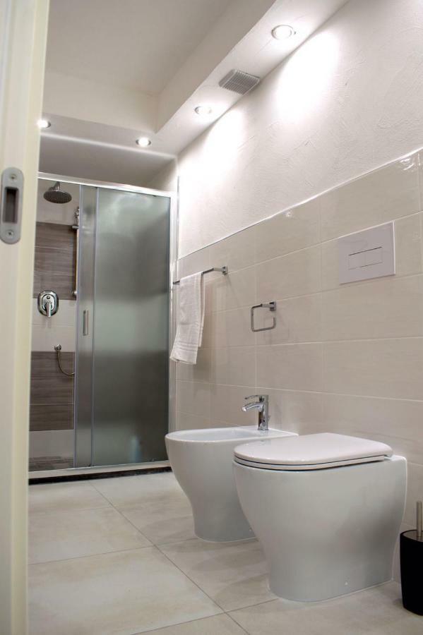 Purple Flower Suite Apartment Кала Гононе Екстериор снимка