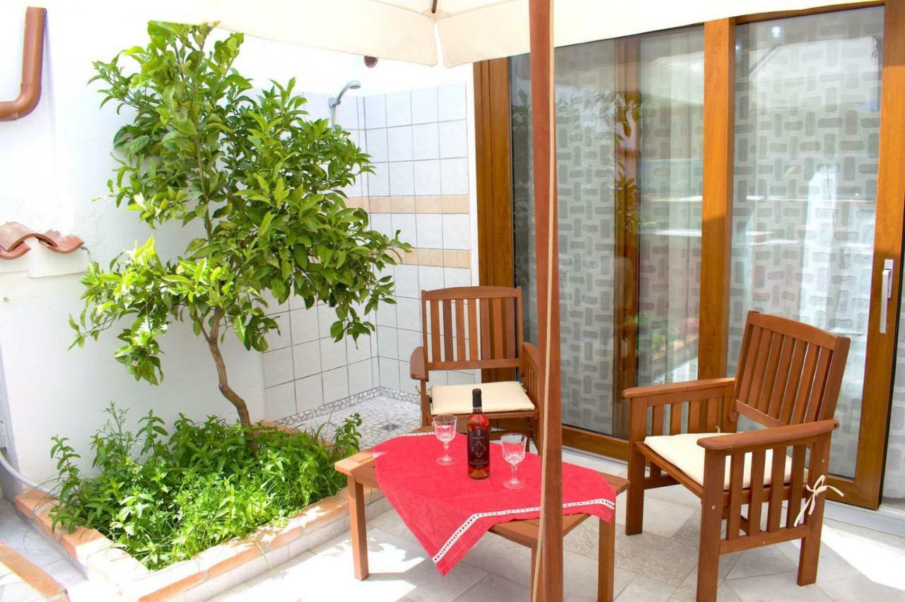 Purple Flower Suite Apartment Кала Гононе Екстериор снимка